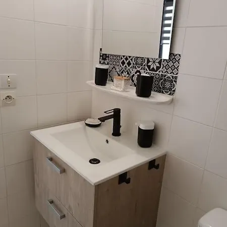 Renove Dans De Avec Grande Piscine Chauffee, Parking Et Terrasse