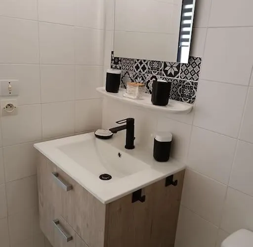 Renove Dans De Avec Grande Piscine Chauffee, Parking Et Terrasse