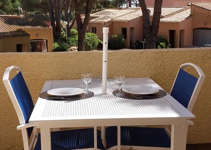 Renove Dans De Avec Grande Piscine Chauffee, Parking Et Terrasse Agde