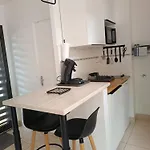 Rénové Dans Résidence De Avec Grande Piscine Chauffée, Parking Et Terrasse *