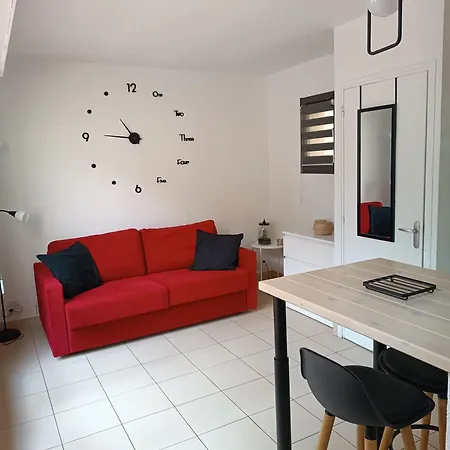 Renove Dans De Avec Grande Piscine Chauffee, Parking Et Terrasse Apartament
