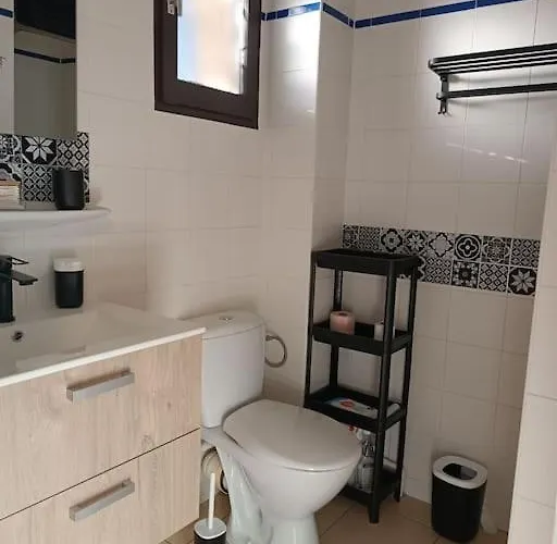 Renove Dans De Avec Grande Piscine Chauffee, Parking Et Terrasse