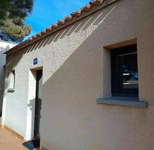 Renove Dans De Avec Grande Piscine Chauffee, Parking Et Terrasse Agde