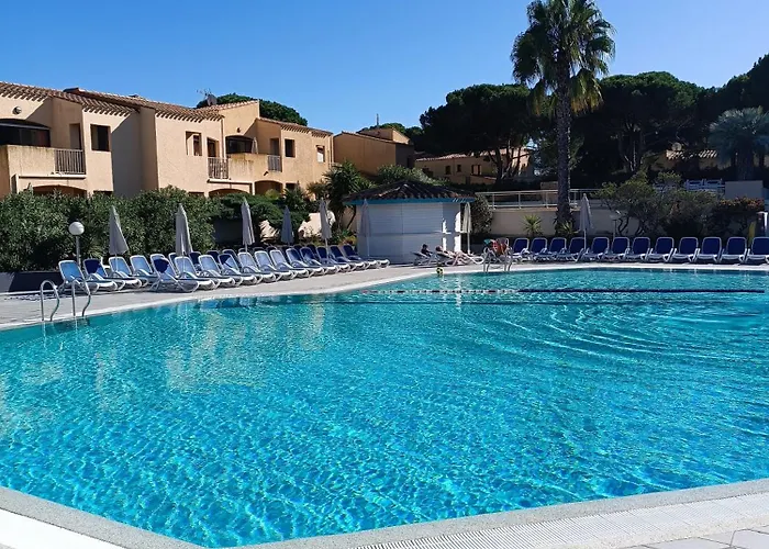Renove Dans De Avec Grande Piscine Chauffee, Parking Et Terrasse Agde