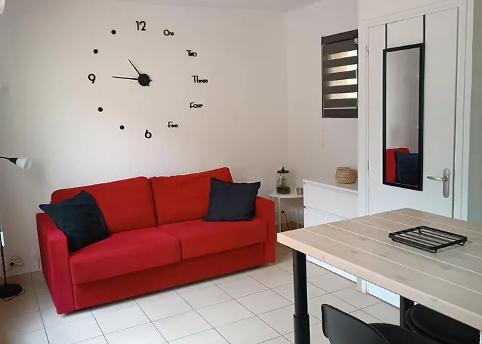 Renove Dans De Avec Grande Piscine Chauffee, Parking Et Terrasse Apartment